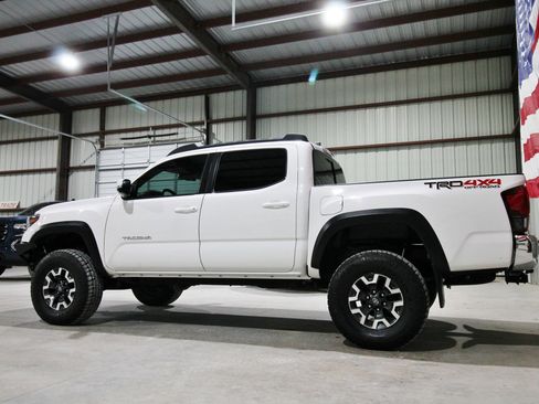 Used 2018 Toyota Tacoma TRD Off-Road AWD/4WD image 6