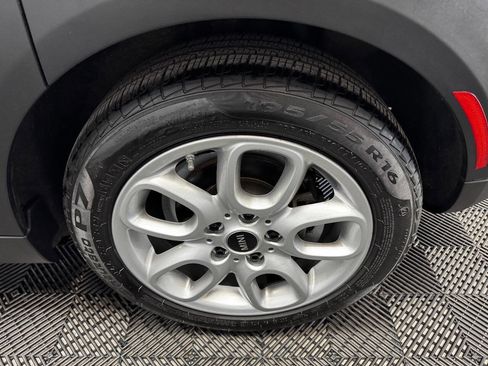 Used 2019 MINI Cooper 4-Door Hardtop w/ Premium Package image 18