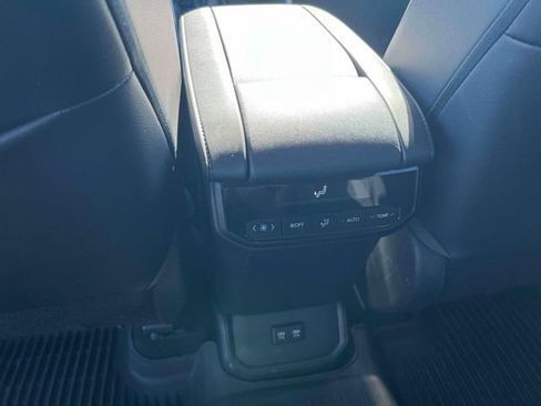 Used 2020 Toyota Highlander XLE AWD/4WD image 26