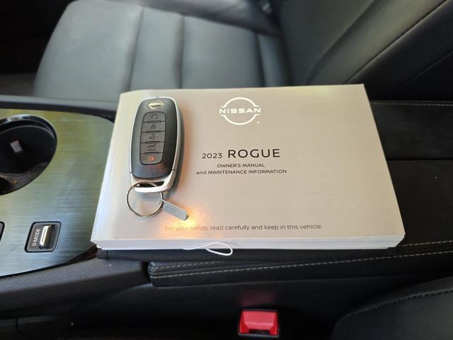 Used 2023 Nissan Rogue SV w/ SV Premium B Package FWD image 2