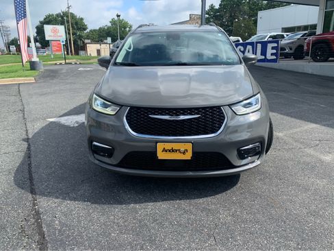 Used 2022 Chrysler Pacifica Touring-L FWD image 2