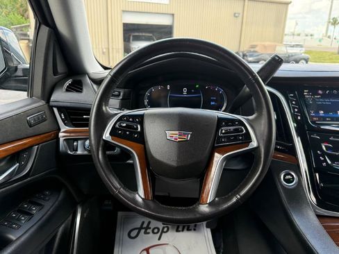 Used 2019 Cadillac Escalade Luxury RWD image 9