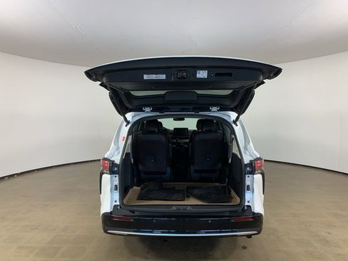 Used 2024 Toyota Sienna Platinum image 12