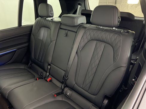 Used 2025 BMW X7 M60i w/ Climate Comfort Package image 4
