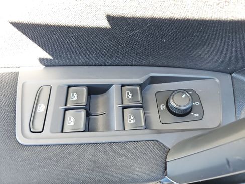 Used 2018 Volkswagen Tiguan S image 28