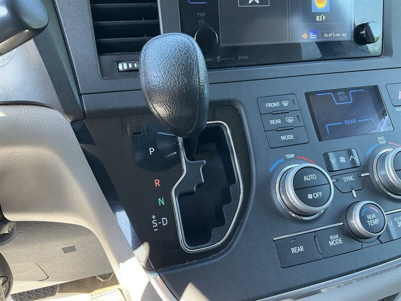 Used 2017 Toyota Sienna LE AWD/4WD image 27