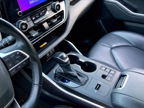 Used 2023 Toyota Highlander XLE image 16