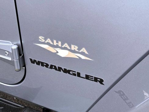 Used 2015 Jeep Wrangler Sahara w/ Connectivity Group AWD/4WD image 8