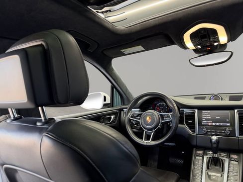 Used 2018 Porsche Macan Turbo w/ Premium Package Plus AWD/4WD image 28