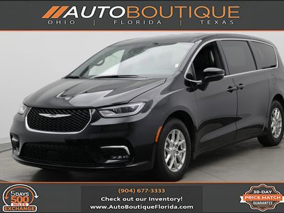 Used 2025 Chrysler Pacifica Select