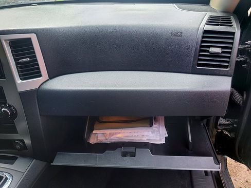 Used 2010 Jeep Grand Cherokee Laredo image 32