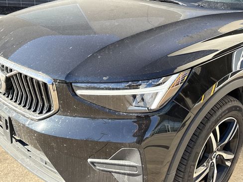 Used 2025 Volvo XC40 B5 Core image 6