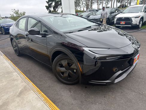 New 2027 Toyota Prius LE FWD image 6