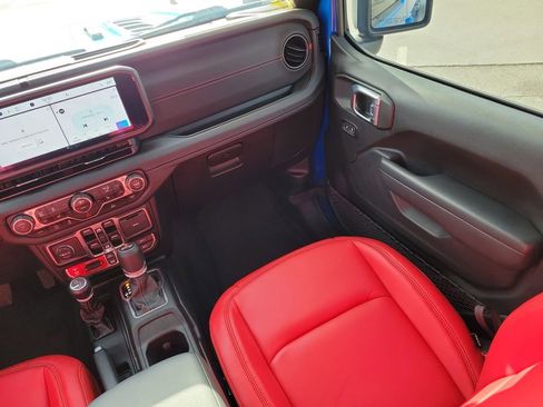 Used 2024 Jeep Wrangler Unlimited Rubicon w/ XTREMEE 35" Tire Package image 17