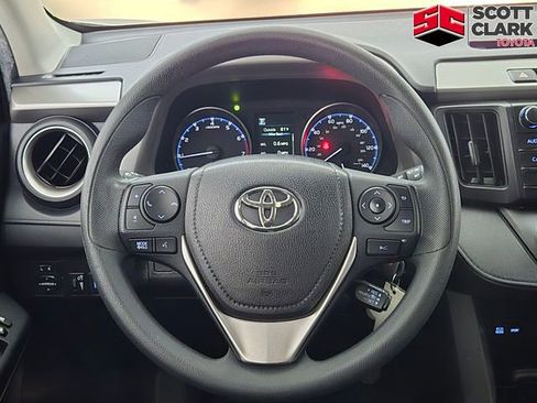 Used 2018 Toyota RAV4 LE FWD image 20