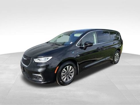Used 2024 Chrysler Pacifica Limited FWD image 3