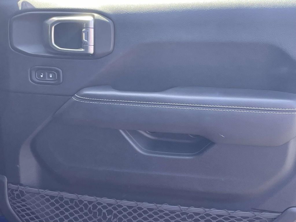 Used 2018 Jeep Wrangler Unlimited Sahara AWD/4WD image 13