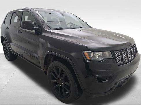 Used 2020 Jeep Grand Cherokee Altitude image 2