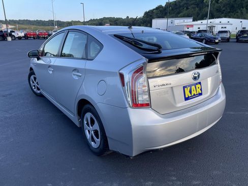 Used 2014 Toyota Prius Two w/ Preferred Accessory Package FWD image 7