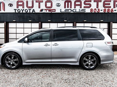 Used 2016 Toyota Sienna SE w/ SE Preferred Package image 2