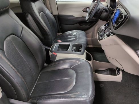 Certified 2017 Chrysler Pacifica Touring-L Plus image 23