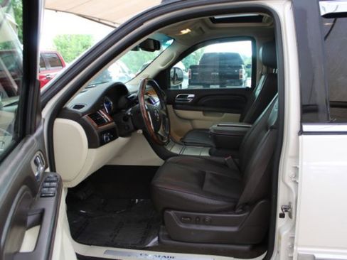 Used 2011 Cadillac Escalade Platinum image 12