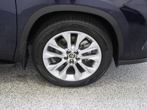 Used 2023 Toyota Highlander Limited FWD image 5