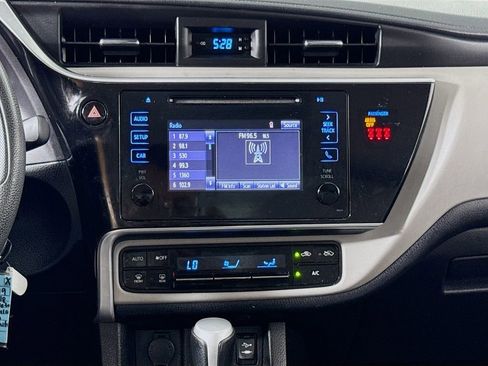 Used 2018 Toyota Corolla LE FWD image 11