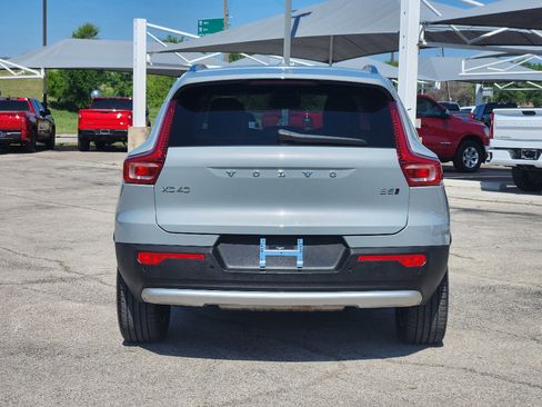 Used 2025 Volvo XC40 B5 Core image 6