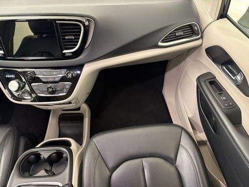 Used 2023 Chrysler Pacifica Touring-L FWD image 27