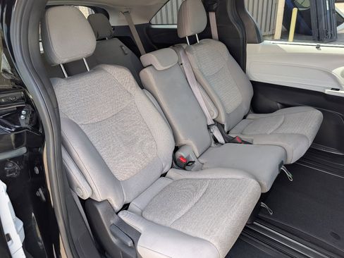 Used 2025 Toyota Sienna LE image 5