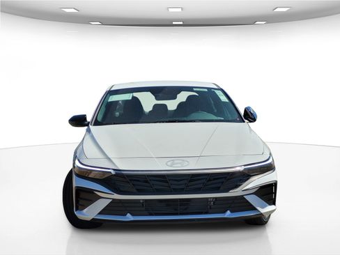 New 2025 Hyundai Elantra SEL image 2