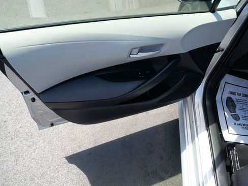 Used 2021 Toyota Corolla LE FWD image 15