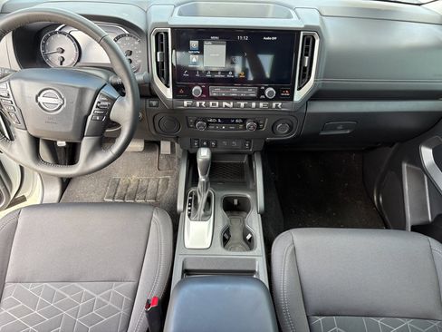 Used 2025 Nissan Frontier SV w/ SV Convenience Package image 2