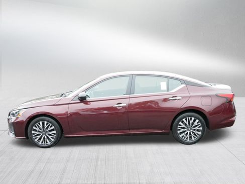 Used 2025 Nissan Altima 2.5 SV image 4
