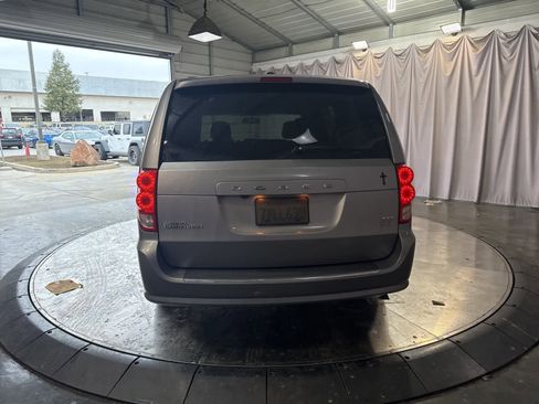 Used 2017 Dodge Grand Caravan SXT image 5