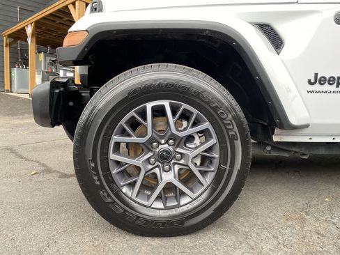 Used 2025 Jeep Wrangler Unlimited Sahara AWD/4WD image 11