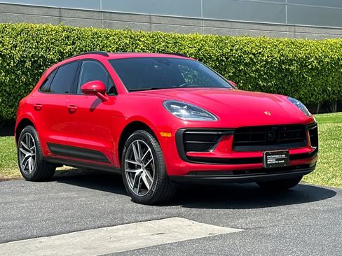 Certified 2025 Porsche Macan AWD/4WD image 10
