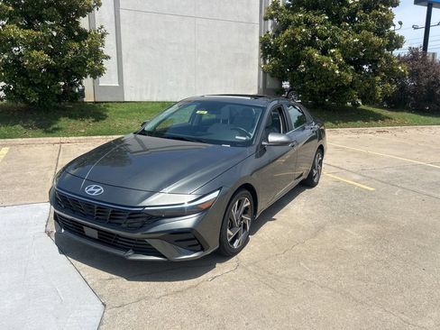 Certified 2026 Hyundai Elantra Limited FWD image 4