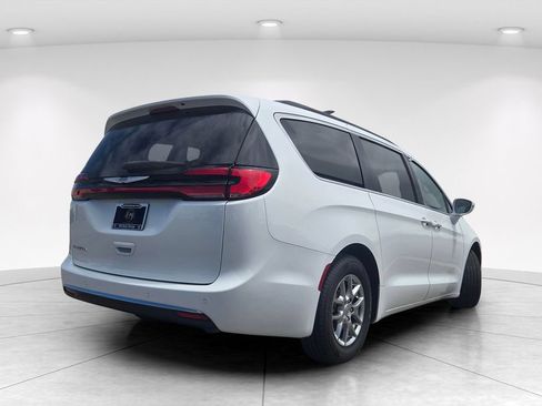 Used 2021 Chrysler Pacifica Touring FWD image 3