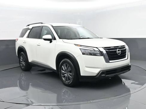 Used 2025 Nissan Pathfinder SV AWD/4WD image 3