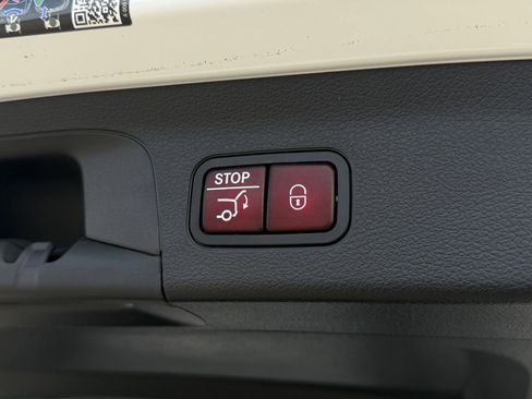 Used 2025 Mercedes-Benz GLS 450 4MATIC image 30