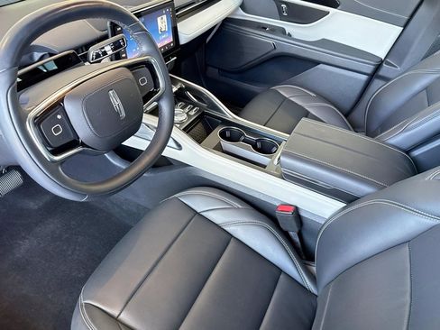 Used 2024 Lincoln Nautilus Premier image 4