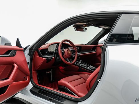 Used 2026 Porsche 911 Carrera GTS RWD image 39