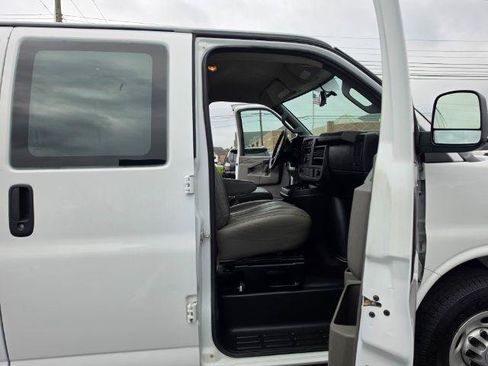 Used 2017 Chevrolet Express 2500 RWD image 23