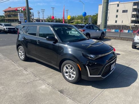 Used 2025 Kia Soul LX w/ LX Technology Package FWD image 8