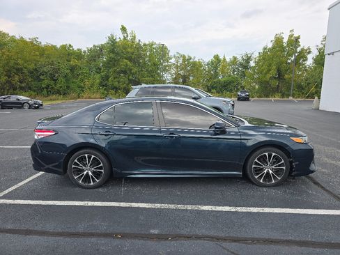 Used 2020 Toyota Camry SE FWD image 5