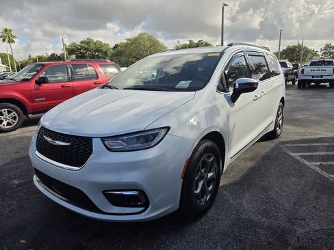 Used 2023 Chrysler Pacifica Limited AWD/4WD image 3