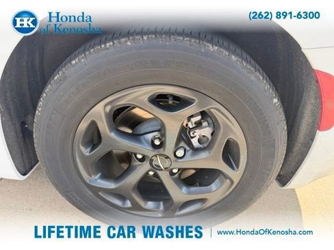 Used 2024 Chrysler Pacifica Limited FWD image 3
