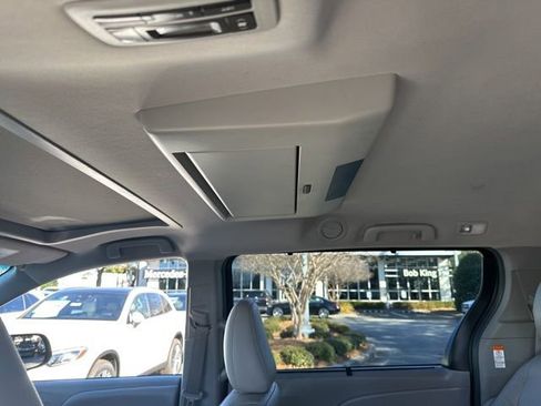 Used 2017 Toyota Sienna XLE Premium image 24